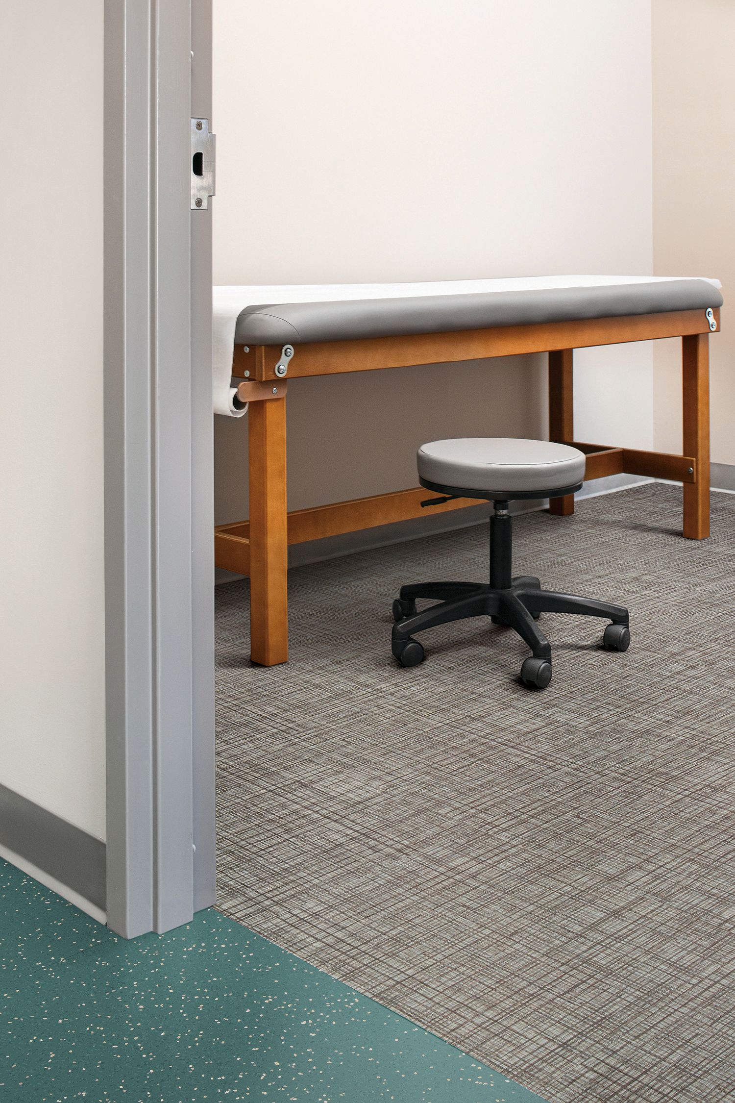 Interface Criterion Classic Wovens LVT and noraplan enironcare rubber flooring in patient room with table and rolling stool imagen número 11